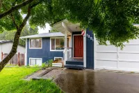 Dog-friendly home with a yard, washer/dryer, partial AC - near attractions Hotels in Langley