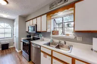 Family-Friendly Condo with Free WiFi, Balcony, & Shared Pool/Hot Tub/Sauna Hotels in Branson