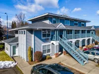 Cozy Retreat - Parking, Wifi, River Views, Spacious Deck