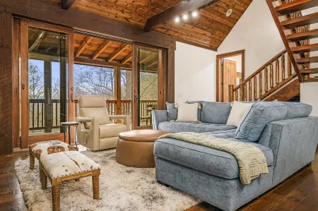 Luxury Mountain Retreat with Hot Tub and Scenic Views - Exquisite Cabin