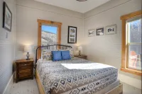 Breathtaking Views and Cozy Modern Comfort - Stunning Hilltop Retreat