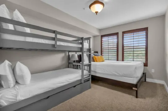 Stunning Mountain Views and Cozy Fireplace - Idyllic Retreat