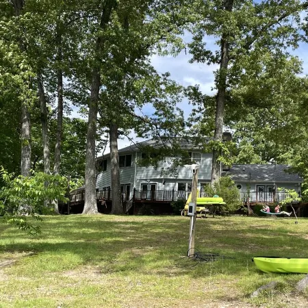 Breathtaking Waterfront Retreat, Private Docks, 12 Guests, King Bed.