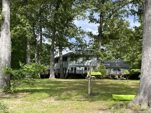 Breathtaking Waterfront Retreat, Private Docks, 12 Guests, King Bed.