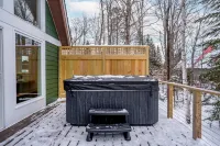 Luxury x Nature: Mountain View, Hot Tub, Game Room