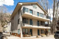 Ski in Access and Scenic Views - Charming Alpine Retreat