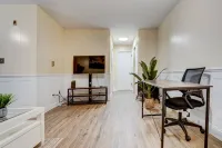 Chic Retreat - Plush Kitchen, Spacious Living, Urban Escape Hotels in Manchester