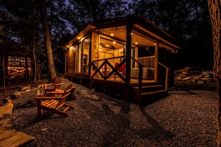 Kenya Safari Lodge w/ hot tub- Four Fillies Lodge