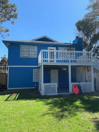 Charming 2-bedroom 2-bathroom house in brilliant Tybee Island with AC, WiFi Отели в г. Тайби-Айленд