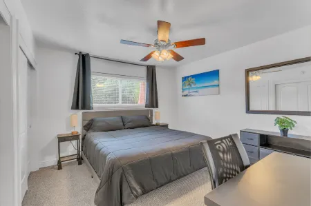 Tropical Paradise Отели рядом со станцией Fresno Station