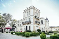 Chateau du Clos de la Ribaudiere Hotels near Futuroscope Station