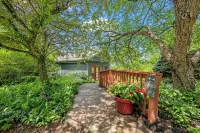 Treetop Retreat Hotels in Hensley Township