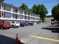 Cougar Land Motel - parking