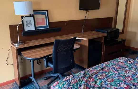 福里斯特城豪華汽車旅館