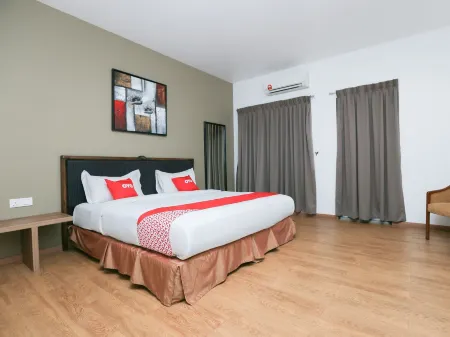 OYO 89915 East Mount Hotel Отели рядом с достопримечательностью «Tanjung Piai National Park»
