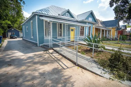 Remodeled Historic 1Br1BA House Near Downtown Отели рядом с достопримечательностью «Сан-Антонио Ботаникал Гарден»