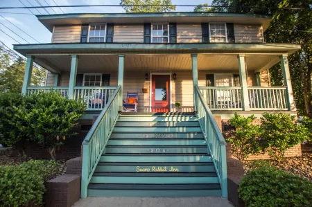 Swamp Rabbit Inn Отели в г. Паркер