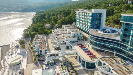 Hilton Rijeka Costabella Beach Resort & Spa Отели в г. Jusici