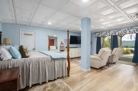 Peaceful Mountain Retreat, Close to Everything, Hot Tub & EV Charger!