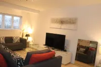 Skyline Haven - Modern 2Br Free Parking & 4Ktv Hotels in Greenwich