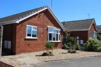 2 Bed House - Sleeps 4 - Pets - Garden - Parking - Homestays