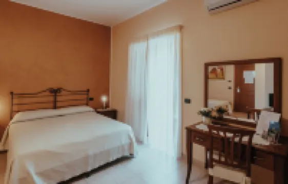 San Raffaele Hotel Restaurant & Resort Отели в г. 