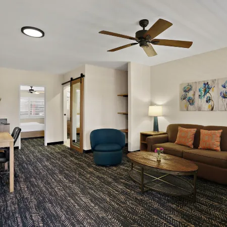 La Fuente Inn & Suites