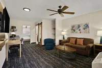 La Fuente Inn & Suites