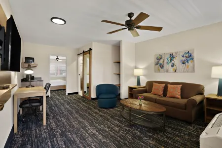 La Fuente Inn & Suites