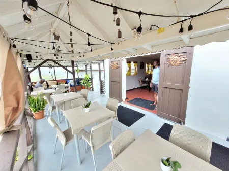 Ellen Bay Inn Отели в г. Фритаун