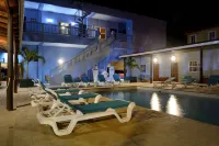 Parrot Cove Lodge - Kolam Renang