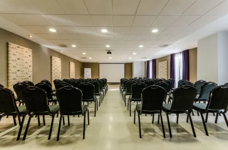 Yit Vía Sevilla Mairena Отели рядом с достопримечательностью «SALA FANTASIA»