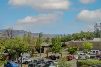 Stratford Inn - parking