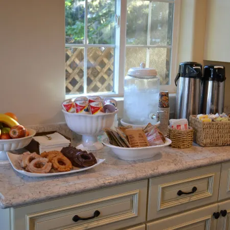 Sunset Inn Pacific Grove Отели рядом с достопримечательностью «Парк Лаверс-Пойнт»