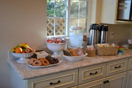 Sunset Inn Pacific Grove Отели рядом с достопримечательностью «Асиломар Бич Вью»