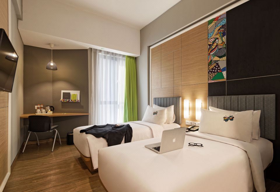 MaxOne Platinum Hayam Wuruk의 루프탑 테라스 모습