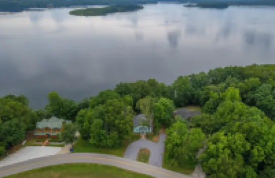 Cozy Lakehouse w/ Fire Pit & Bed Swing Near Mammoth Cave National Park