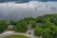 The Blue Cat: Family-Friendly Luxury Lakefront Retreat w/ Fire Pit, Sunset Views