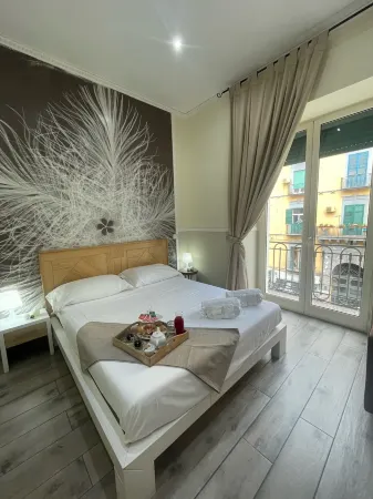 Parthenope Rooms Отели рядом со станцией PIAZZA GARIBALDI RAILWAY STATION