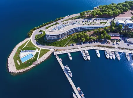 D-Resort Šibenik Отели рядом с достопримечательностью «Собор Святого Иакова»