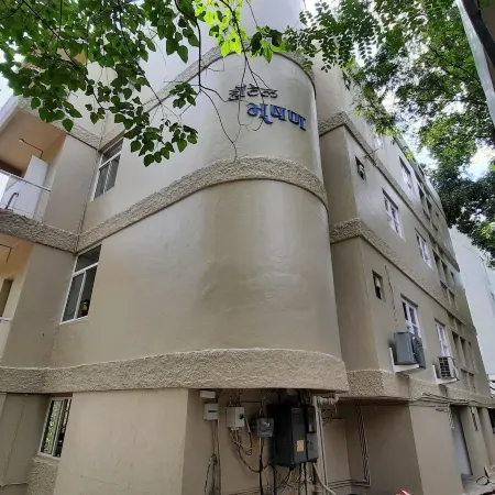 Hotel Bhooshan Sivajinagar Отели рядом с достопримечательностью «Шанищар Вада Звуковое И Световое Шоу»
