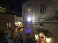 Kapsott B&B Hotels near Monumento ai Caduti