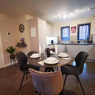 Belfast Central 2 Bedroom Luxurious Modern Stay - Condos