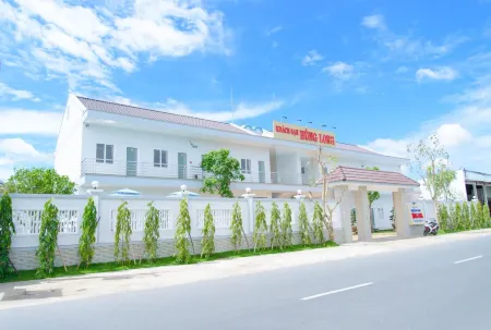 Hung Long Hotel Отели в г. Giong Trom District