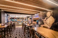 Airlie Beach Hotel - bar