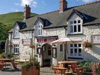The Hand at Llanarmon Hotel dekat Corwen Parish Church of St Mael and St Sulien