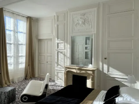 Hotel Particulier de Champrond Hôtels à proximité de : Église Saint-Pierre