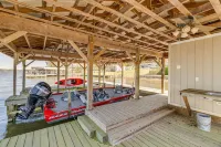 Newly renovated lakehouse sleeps 7 with boathouse, fenced yard and kayaks Hotels in Union Parish