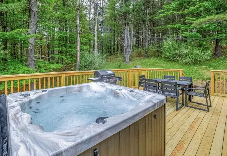Hot Tub, Modern Design, Great Views!