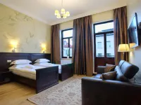Hotel Aristo Hotels near Town Hall